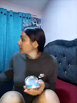 Nahiara velez online show from February 8, 11:45 pm