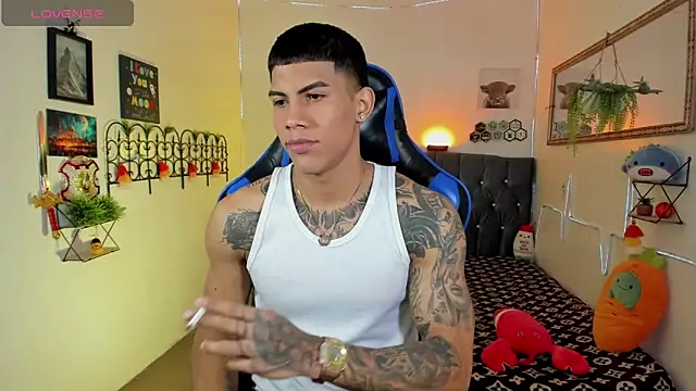 Snapshot of Damian_latinxxx chatting on February 4, 3:12 am Damian latinxxx online show from February 4, 3:12 am