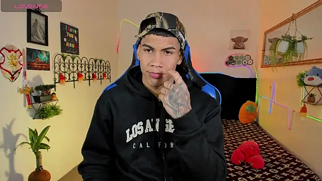 Snapshot of Damian_latinxxx chatting on February 8, 3:21 am Damian latinxxx online show from February 8, 3:21 am