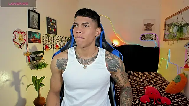 Snapshot of Damian_latinxxx chatting on February 11, 3:11 am Damian latinxxx online show from February 11, 3:11 am