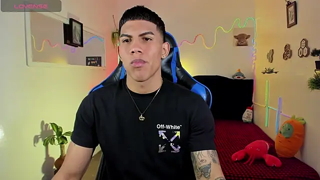 Snapshot of Damian_latinxxx chatting on February 13, 3:13 am Damian latinxxx online show from February 13, 3:13 am