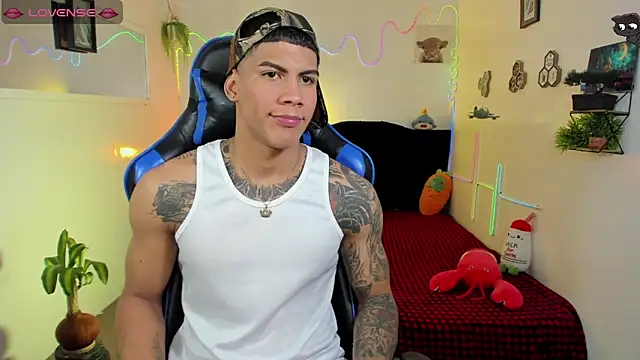 Snapshot of Damian_latinxxx chatting on February 14, 3:14 am Damian latinxxx online show from February 14, 3:14 am