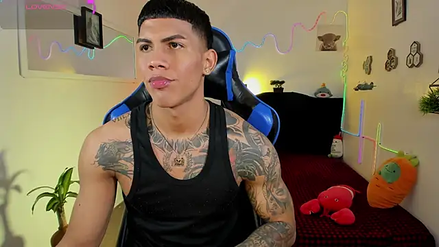 Snapshot of Damian_latinxxx chatting on February 15, 7:51 am Damian latinxxx online show from February 15, 7:51 am