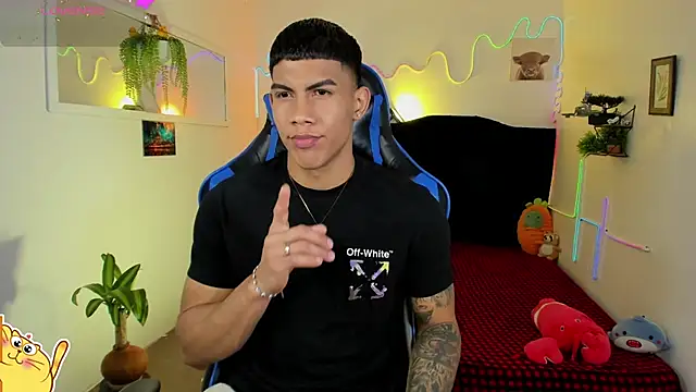 Snapshot of Damian_latinxxx chatting on February 19, 3:02 am Damian latinxxx online show from February 19, 3:02 am