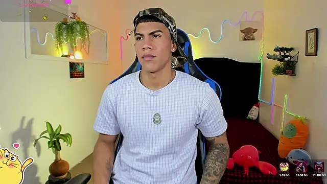 Snapshot of Damian_latinxxx chatting on February 20, 3:03 am Damian latinxxx online show from February 20, 3:03 am