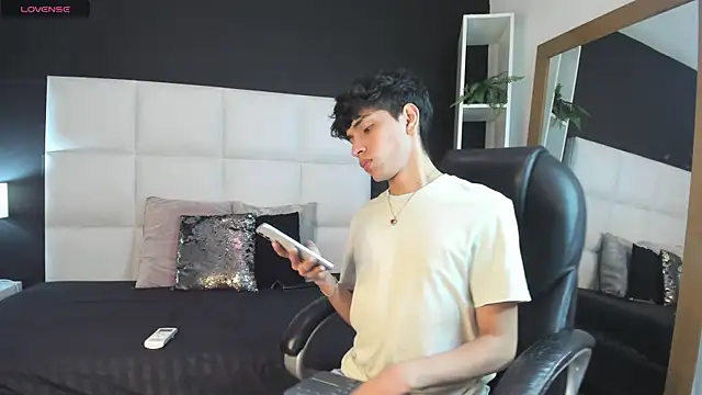 Snapshot of Santy_carrington chatting on December 13, 9:52 pm Santy carrington online show from December 13, 9:52 pm