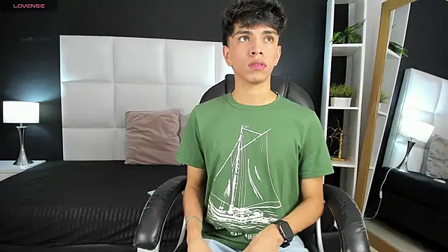 Snapshot of Santy_carrington chatting on December 23, 5:54 pm Santy carrington online show from December 23, 5:54 pm