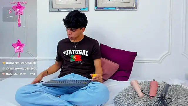 Snapshot of Santy_carrington chatting on January 4, 11:17 pm Santy carrington online show from January 4, 11:17 pm