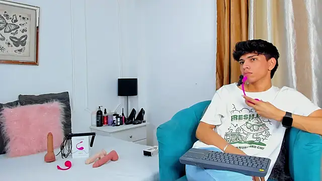 Snapshot of Santy_carrington chatting on January 18, 12:02 am Santy carrington online show from January 18, 12:02 am