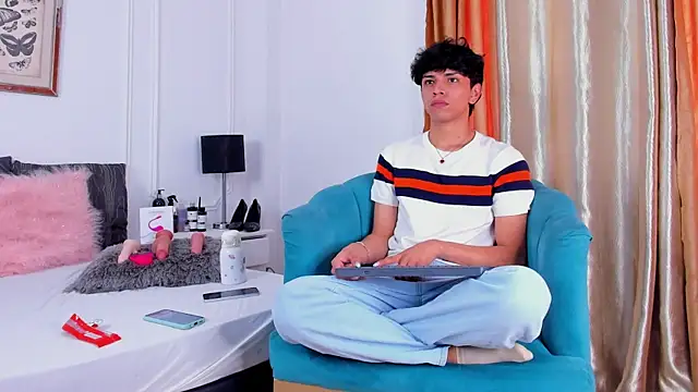 Snapshot of Santy_carrington chatting on February 3, 8:03 pm Santy carrington online show from February 3, 8:03 pm