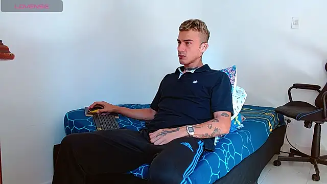 bray hotboy777 online show from October 31, 1:45 pm