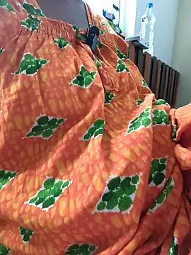 Snapshot of Tamil--Rani chatting on February 6, 9:53 am Tamil--Rani online show from February 6, 9:53 am