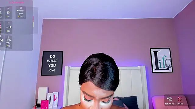 Britanymooree online show from November 8, 8:18 pm