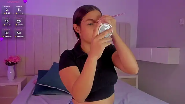 Littleolivia  online show from February 19, 1:18 pm