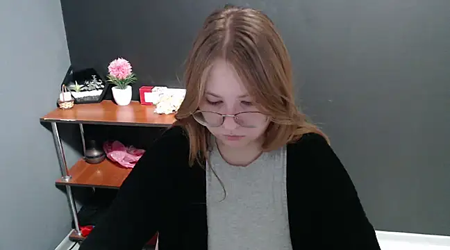 Snapshot of lady_minx chatting on December 5, 7:27 am lady minx online show from December 5, 7:27 am