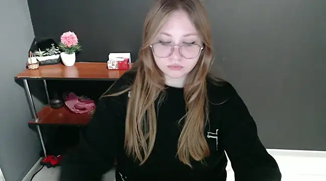 Snapshot of lady_minx chatting on December 9, 7:50 am lady minx online show from December 9, 7:50 am