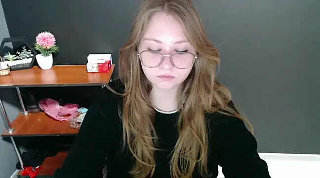 Snapshot of lady_minx chatting on December 12, 7:30 am lady minx online show from December 12, 7:30 am