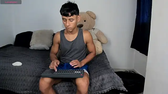 Snapshot of LittleParker chatting on July 1, 1:02 pm LittleParker online show from July 1, 1:02 pm