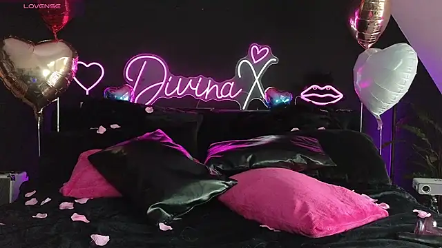Snapshot of Divina_X_ chatting on February 14, 9:24 am Divina X online show from February 14, 9:24 am