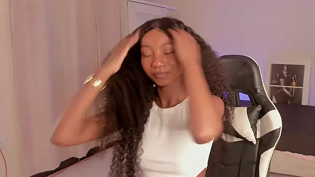 Snapshot of SavannahWildee chatting on December 21, 9:25 pm SavannahWildee online show from December 21, 9:25 pm