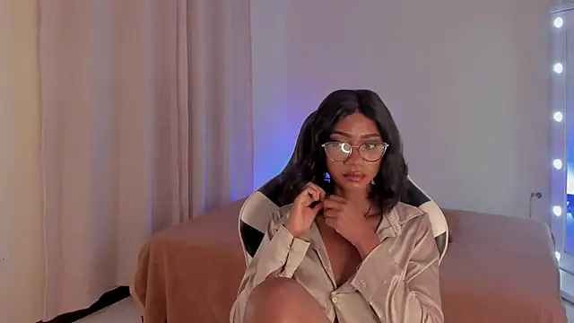 Snapshot of SavannahWildee chatting on February 24, 7:19 pm SavannahWildee online show from February 24, 7:19 pm