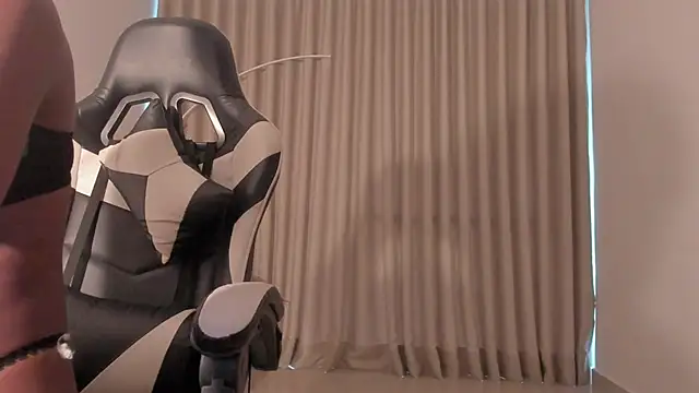 Snapshot of SavannahWildee chatting on October 4, 11:19 am SavannahWildee online show from October 4, 11:19 am