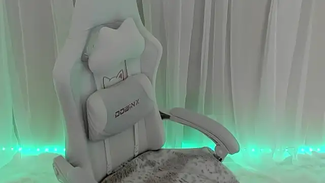 Snapshot of PorchaPlay chatting on February 1, 2:16 am PorchaPlay online show from February 1, 2:16 am