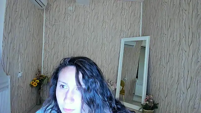 Snapshot of AishaRouhi chatting on January 11, 5:10 am AishaRouhi online show from January 11, 5:10 am