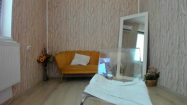 Snapshot of AishaRouhi chatting on January 27, 6:19 am AishaRouhi online show from January 27, 6:19 am