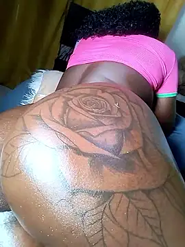 Hugemassivebootie online show from November 27, 8:00 pm