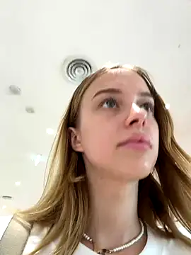 Snapshot of enjoy_my_beauty chatting on December 2, 5:04 am enjoy my beauty online show from December 2, 5:04 am