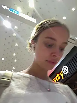 Snapshot of enjoy_my_beauty chatting on December 13, 4:22 am enjoy my beauty online show from December 13, 4:22 am