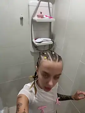 Snapshot of enjoy_my_beauty chatting on December 16, 4:34 am enjoy my beauty online show from December 16, 4:34 am