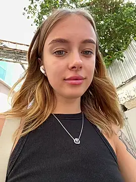 Snapshot of enjoy_my_beauty chatting on January 19, 4:44 am enjoy my beauty online show from January 19, 4:44 am