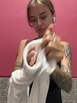 Snapshot of enjoy_my_beauty chatting on January 31, 7:29 am enjoy my beauty online show from January 31, 7:29 am