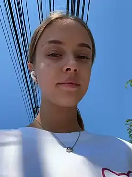 Snapshot of enjoy_my_beauty chatting on February 1, 6:10 am enjoy my beauty online show from February 1, 6:10 am