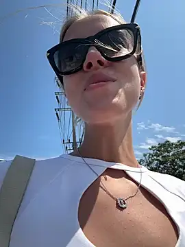 Snapshot of enjoy_my_beauty chatting on February 7, 4:16 am enjoy my beauty online show from February 7, 4:16 am