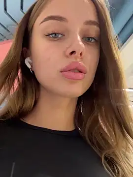 Snapshot of enjoy_my_beauty chatting on February 19, 4:55 am enjoy my beauty online show from February 19, 4:55 am