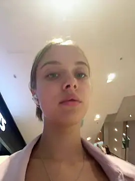 Snapshot of enjoy_my_beauty chatting on March 5, 6:44 am enjoy my beauty online show from March 5, 6:44 am