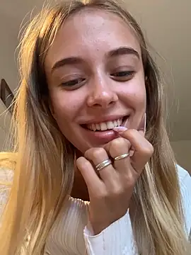 Snapshot of enjoy_my_beauty chatting on September 18, 5:53 am enjoy my beauty online show from September 18, 5:53 am