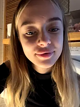 Snapshot of enjoy_my_beauty chatting on September 25, 5:44 am enjoy my beauty online show from September 25, 5:44 am