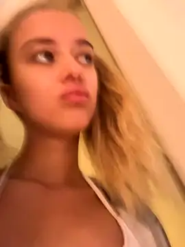 Snapshot of enjoy_my_beauty chatting on October 11, 5:17 am enjoy my beauty online show from October 11, 5:17 am