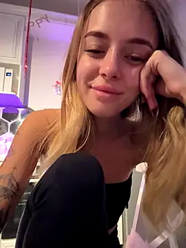 Snapshot of enjoy_my_beauty chatting on October 27, 5:33 am enjoy my beauty online show from October 27, 5:33 am