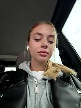 Snapshot of enjoy_my_beauty chatting on October 31, 7:09 am enjoy my beauty online show from October 31, 7:09 am