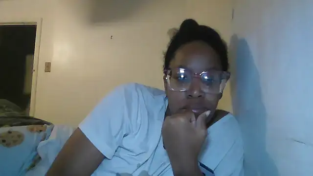 Snapshot of madamsensuale chatting on December 3, 6:48 am madamsensuale online show from December 3, 6:48 am