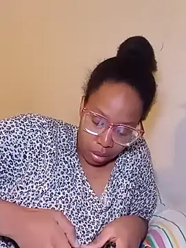 Snapshot of madamsensuale chatting on January 26, 3:27 am madamsensuale online show from January 26, 3:27 am