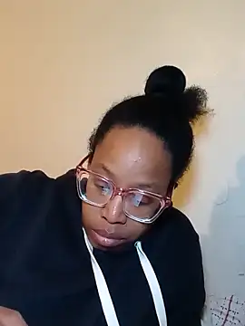 Snapshot of madamsensuale chatting on February 25, 5:19 am madamsensuale online show from February 25, 5:19 am