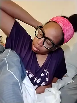 Snapshot of madamsensuale chatting on March 22, 6:33 am madamsensuale online show from March 22, 6:33 am