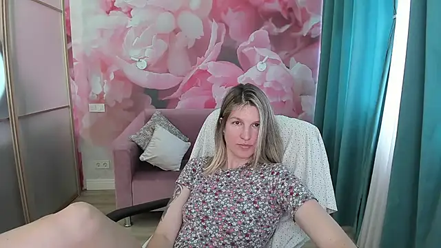 EmilyWalkeri online show from July 3, 7:37 am