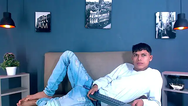 Levis Montes online show from December 24, 1:39 pm